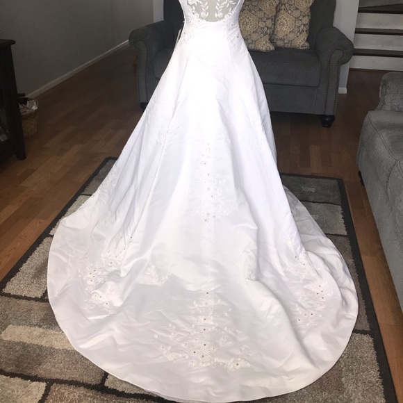 Wedding dress - Picture 2 of 5